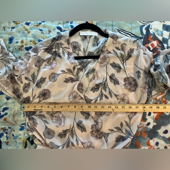 ASTR THE LABEL S Willow Floral Print Crossover Bodysuit - Picture 9 of 16